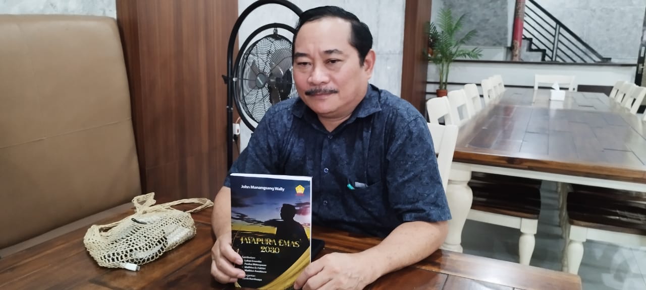 Mantan Direktur RSUD Abepura yang juga penulis buku Jayapura Emas 2030, Dr. John Manangsang Wally