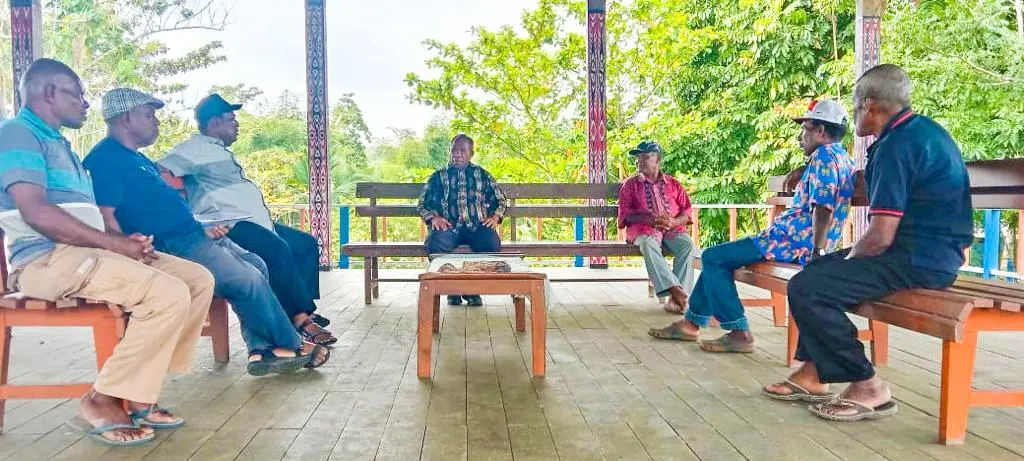 Nampak pertemuan bersama panitia lokal KMAN VI dan Tokoh Adat di Kampung Yokiwa Distrik Sentani Timur.