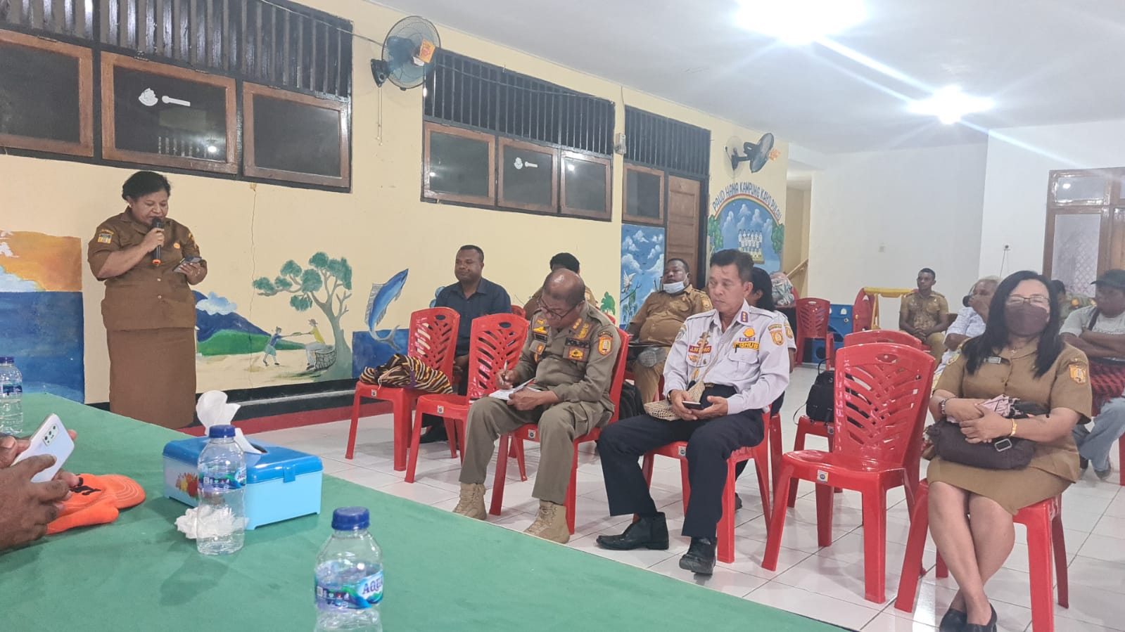 Suasana rapat atau pertemuan Panitia Lokal KMAN VI Wilayah Kota Jayapura dengan panitia di masing-masing bidang dan masyarakat adat di Kampung Tahima Soroma Kayo Pulau, Kota Jayapura, Papua, Senin, 5 September 2022