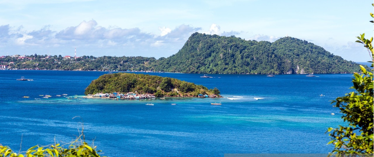 Namanya, Pulau Kosong di Kampung Kayo Pulau, Distrik Jayapura Selatan yang dihuni penduduk asal Suku Buton, Sulawesi Tenggara. (Foto: MC KAMAN)