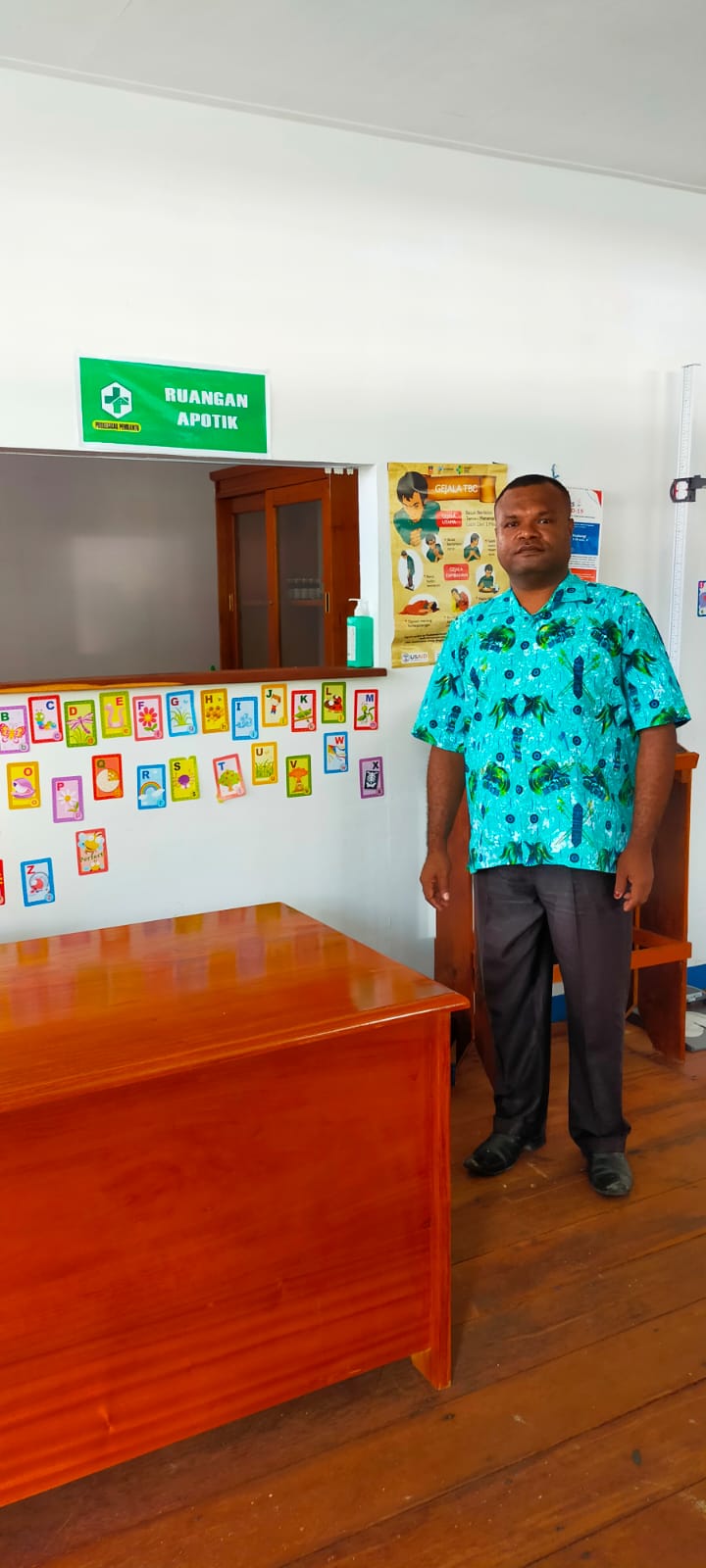Kepala Kampung Kayo Pulau, Tommy Sibi saat berada dalam ruangan pelayanan kesehatan Pustu Kampung Kayo Pulau
