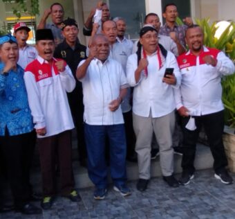 Foto bersama Ketua Umum Panitia KMAN VI yang juga Bupati Jayapura Mathius Awoitauw beserta tokoh-tokoh masyarakat perwakilan Paguyuban Nusantara
