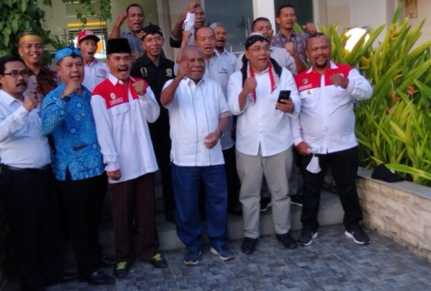 Foto bersama Ketua Umum Panitia KMAN VI yang juga Bupati Jayapura Mathius Awoitauw beserta tokoh-tokoh masyarakat perwakilan Paguyuban Nusantara