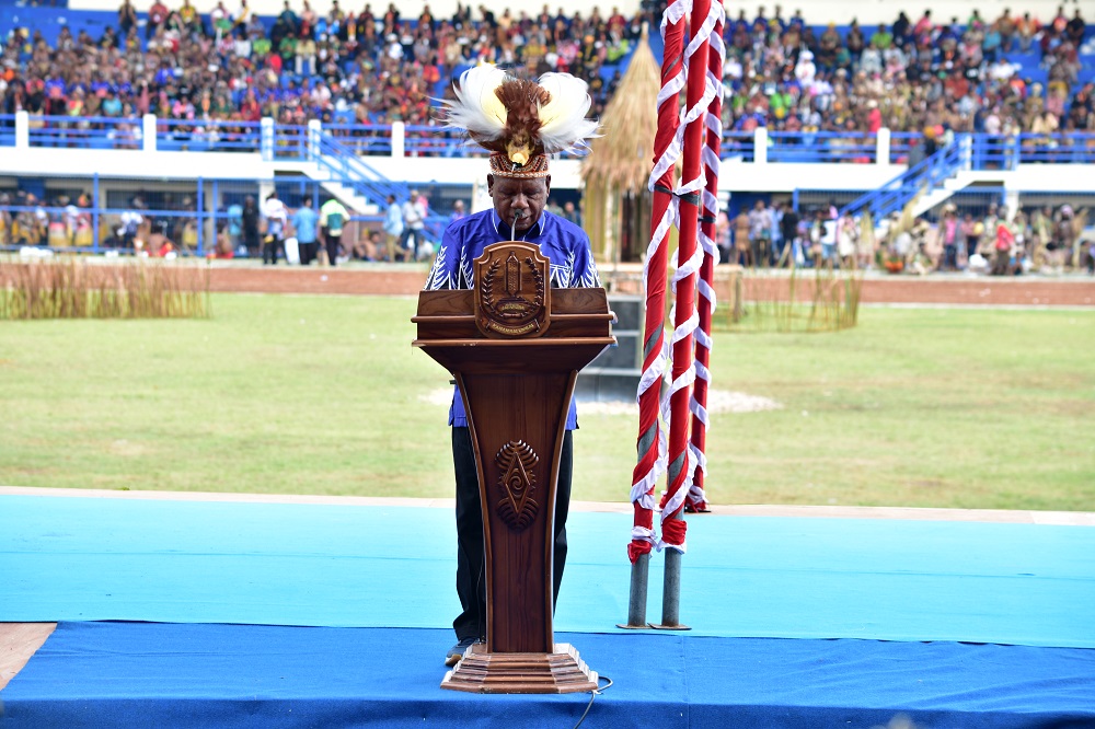 Ketua Panitia KMAN VI, Mathius Awoitauw (Bupati Jayapura) saat memberikan Sambutan pada pembukaan KMAN VI di SBY, Senin 24/10/2022 (Foto: Tim MC KMAN VI)