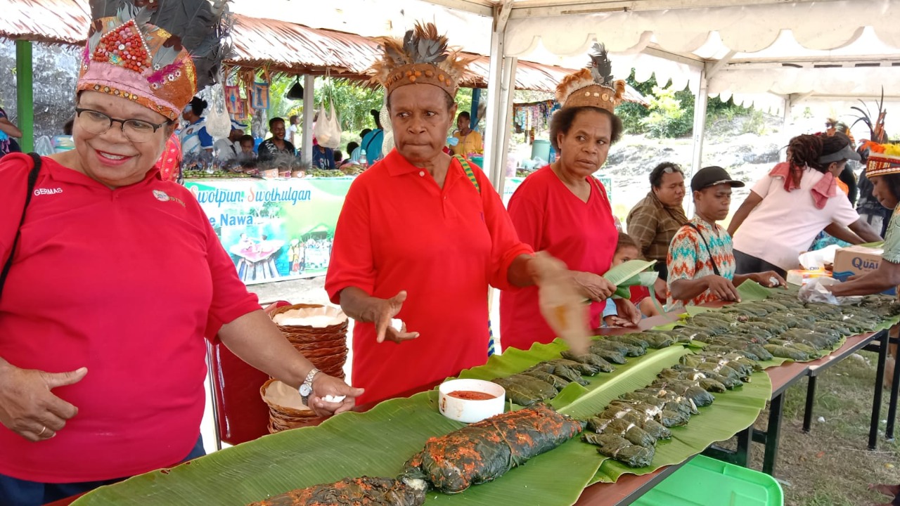 Mama Papua dari Lembah Grime Nawa saat menampilkan Kuliner Swamening Khas Lembah Grime.