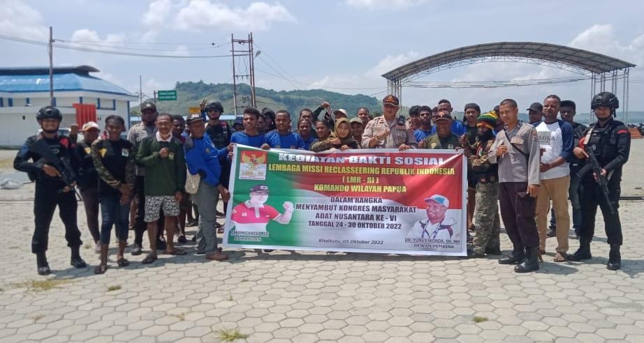 Foto bersama usay melakukan kegiatan karya nyata di lokasi wisata Khalkote.