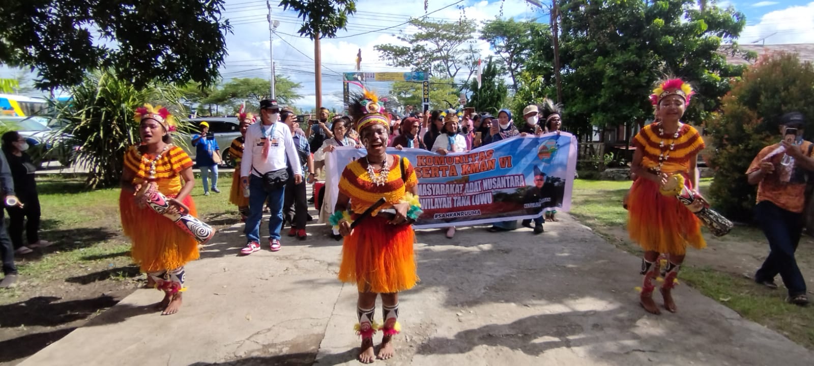 Peserta Kongres Masyarakat Adat Nusantara (KMAN) VI asal Tanah Luwu, Provinsi Sulawesi Selatan disambut dengan tari-tarian tradisional Papua ketika tiba di Lokasi Registrasi Peserta KMAN VI, Puspenka Hawaii, Kota Sentani, Distrik Sentani, Kabupaten Jayapura, Sabtu, 22 Oktober 2022