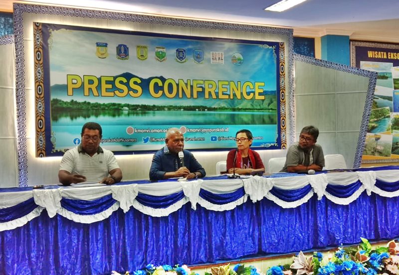 Pantia KMAN VI Nasional dan Pengurus AMAN Nasional, saat melakukan Press Comfrence