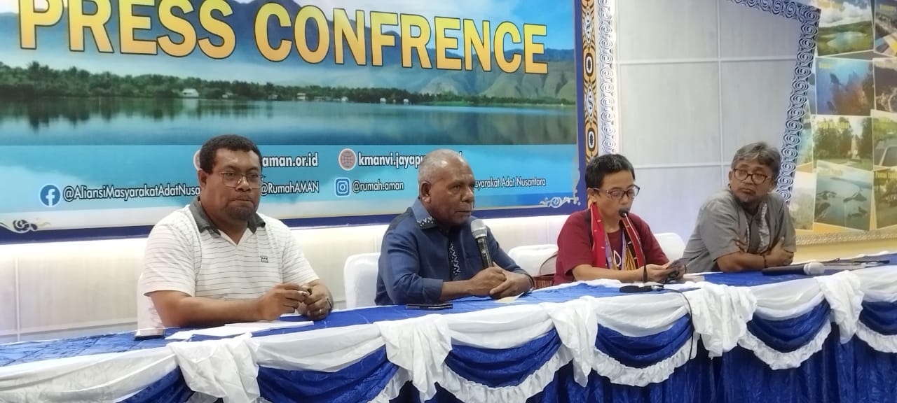 Suasana Konferensi Pers oleh Pantia KMAN VI Nasional dan Pengurus AMAN Nasional, di Media Center, Stadion Barnabas Youwe, Kota Sentani, Distrik Sentani, Kabupaten Jayapura, Ahad, 23 Oktober 2022