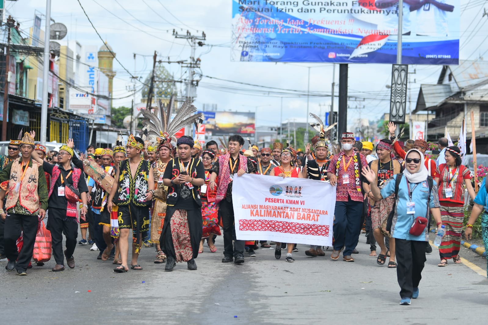 Kontingen masyarakat adat dari Provinsi Kalimantan Barat saat mengikuti Karnaval Budaya di Sentani, Senin (24/10/2022).