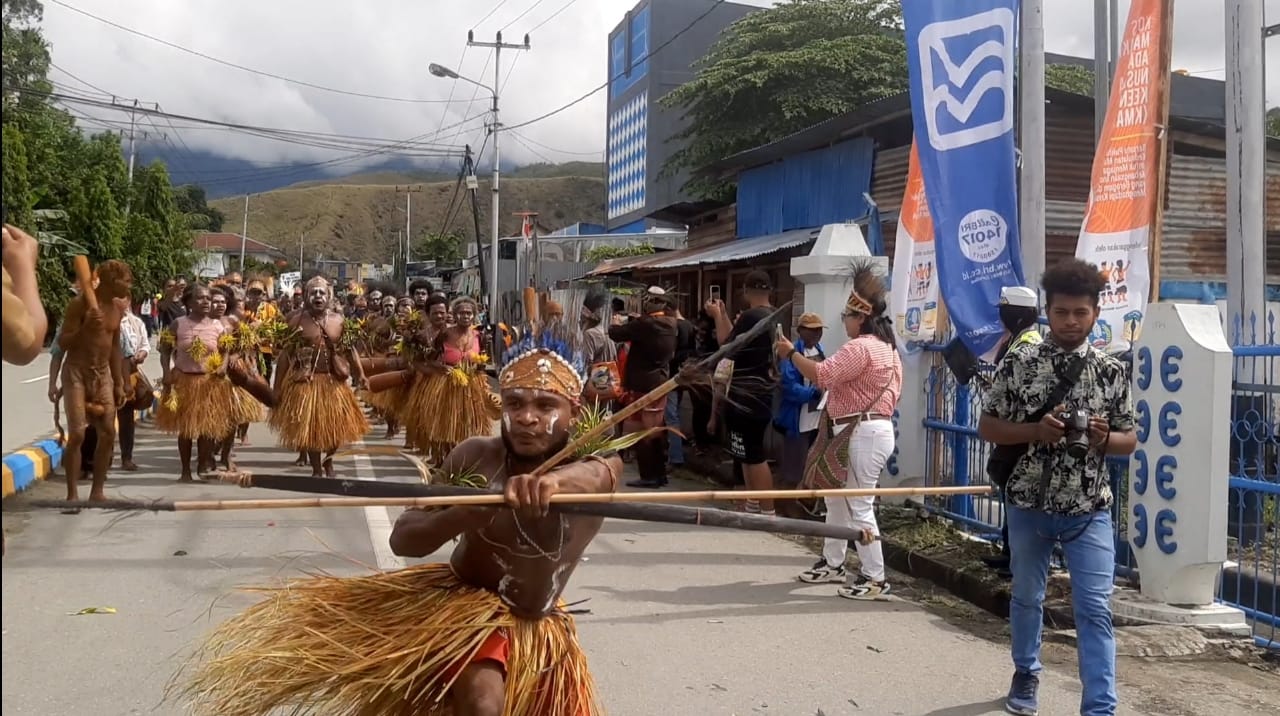 Atraksi oleh masyarakat adat region Papua