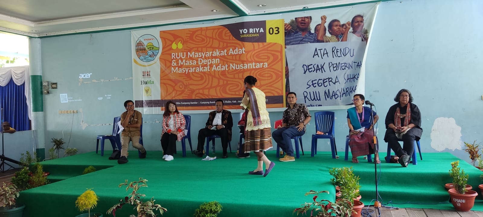 Nampak beberapa pemateri sedang mendengar masukan tentang RRU masyarakat adat dari salah satu peserta sarasehan di Obhe Bambar, Kampung Bambar, Distrik Waibhu, Kabupaten Jayapura, Selasa (25/10/2022).