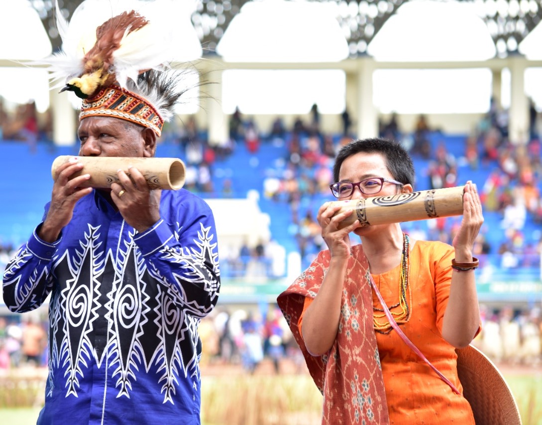 Rukka Sombolinggi (kanan) bersama Bupati Jayapura, Mathius Awoitauw (kiri) pada pembukaan KMAN VI di Stadion Barnabas Youwe (SBY) Sentani pada Senin (24/10/2022). - Foto MC KMAN VI