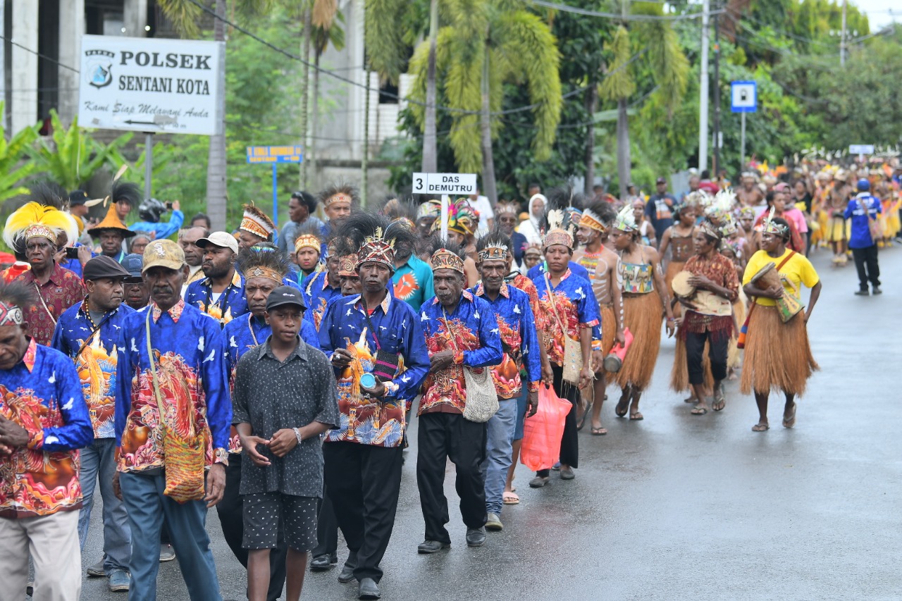 Para peserta kirab budaya masyarakat adat Nusantara pada pembukaan KMAN VI, di wilayah adat Tabi, Papua pada Senin (24/10/2022). - MC KMAN VI/Engelbert Wally