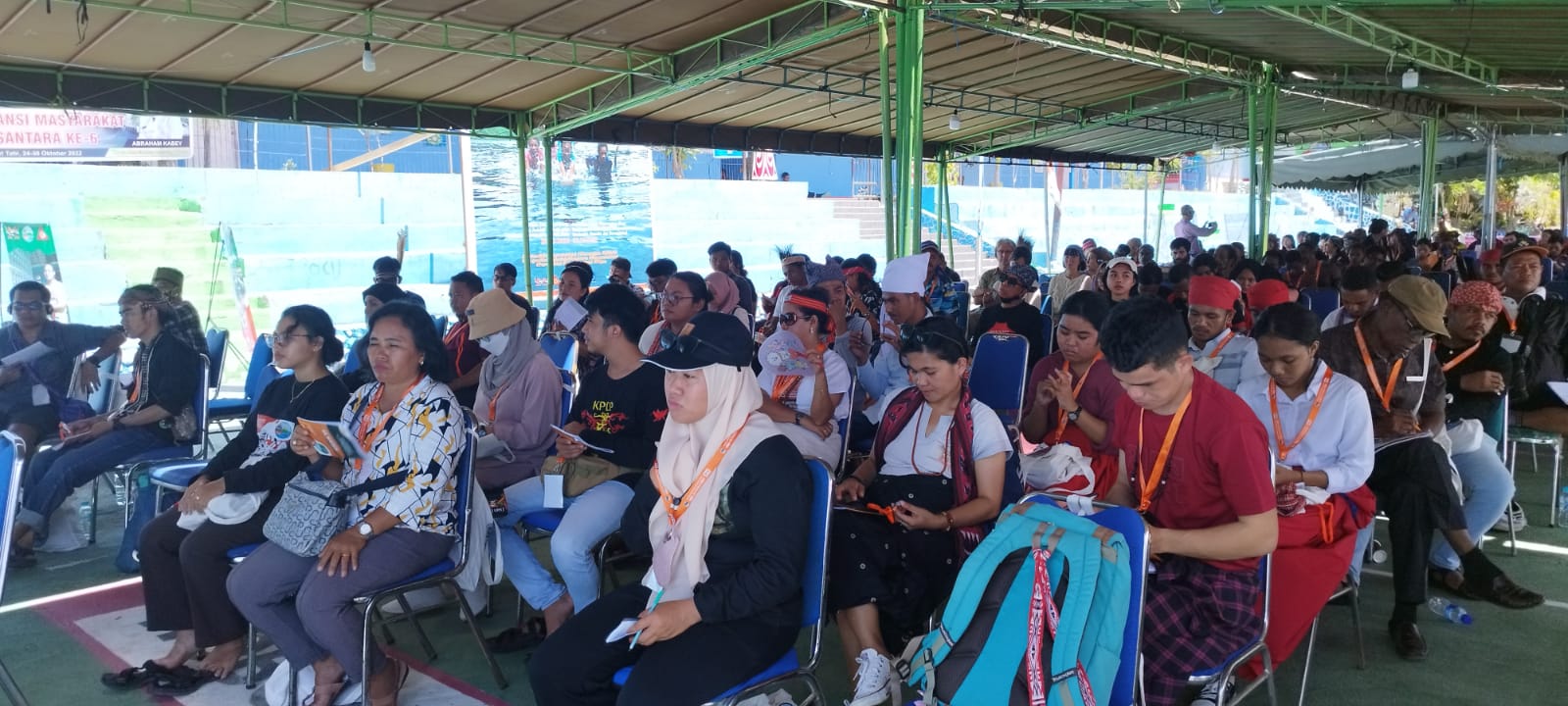 Nampak para peserta KMAN VI dari berbagai komunitas masyarakat adat saat mengikuti sarasehan di Kampung Hobong, Distrik Sentani, Kabupaten Jayapura, Selasa, 25 Oktober 2022.