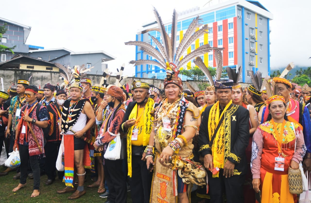 Suasana pelepasan Kirab Budaya Masyarakat Adat Nusantara di lapangan Theys Eluay Sentani, Senin (24/10/2022).