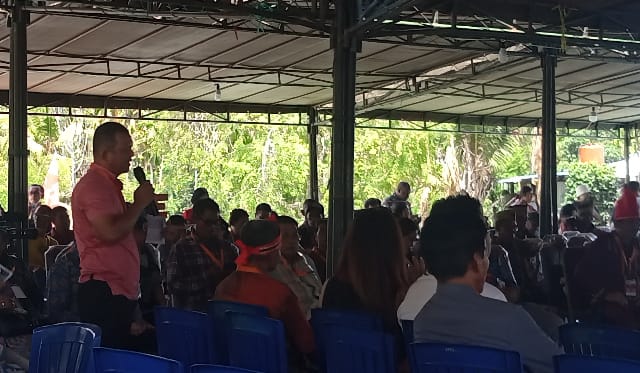 Ketua Aliansi Masyarakat Adat Bolaang Mongondow (Amabong) Raya, Drs. H. Z. A Jemmy Lantong saat menyampaikan pendapatnya pada acara Yo Riya (Serasehan) hari pertama di Kampung Yakonde, Selasa (25/10).