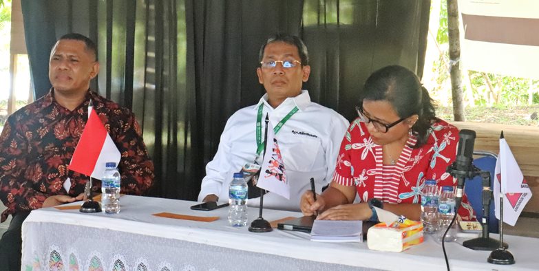 Direktur Penanganan Konflik Tenurial dan Hutan Adat, KLHK RI Muhammad Said (tengah baju putih) bersama pembicara lain pada serasehan di Kampung Yokiwa