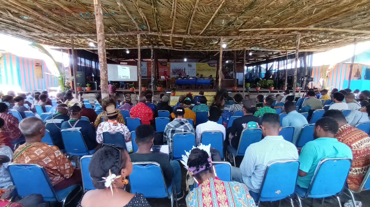 Suasana sarasehan (yo ria) di Kampung Ayapo, Distrik Sentani Timur, Kabupaten Jayapura.