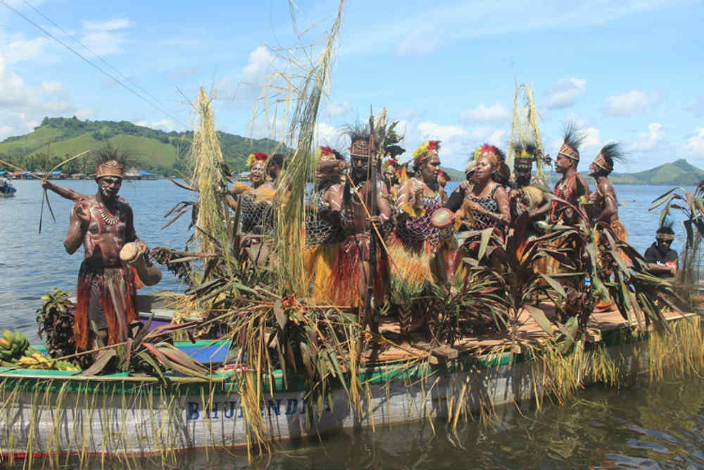 Potret Atraksi Isolo Oleh Masyarakat Adat Sentani