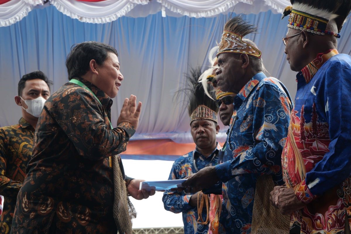 Bambang Supriyanto, Dirjen Perhutanan Sosial dan Kemitraan Lingkungan (KLHK), menyerahkan surat penetapan hutan adat bagi masyarakat adat di Tanah Papua.