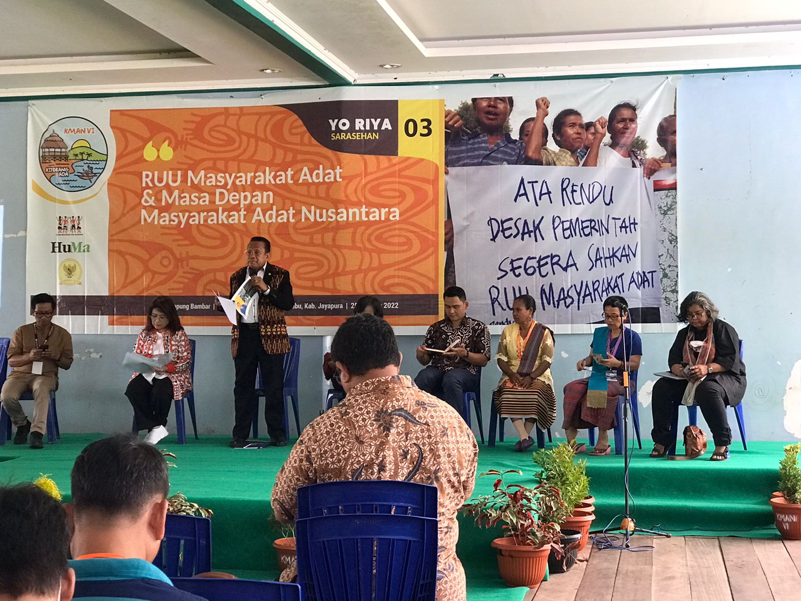 Suasana Ro Riya atau sarasehan bertema "RUU Masyarakat Adat dan Masa Depan Masyarakat Adat Nusantara" di Kampung Bambar, Distrik Waibu, Kabupaten Jayapura, Papua pada Selasa, (25/10/2022).