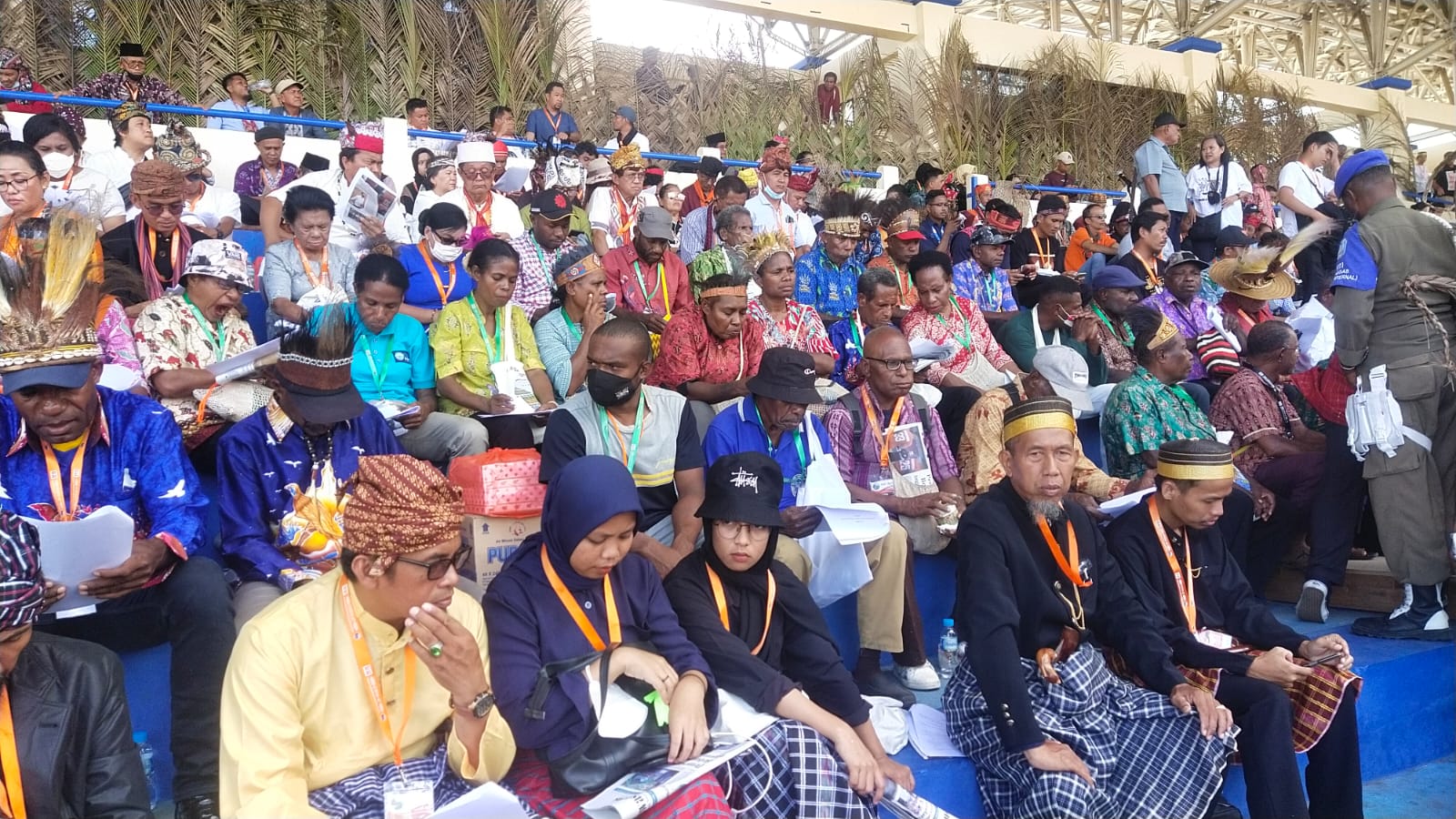 Utusan komunitas-komunitas masyarakat adat Nusantara yang berada saat mengikuti pleno di Stadion Barnabas Youwe (SBY) Sentani, Kamis, 27 Oktober 2022.