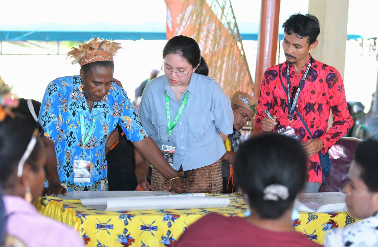 Suasana diskusi oleh kelompok yang memberikan rekomendasi organisasi dengan para pendamping di obhe Kampung Nendali.