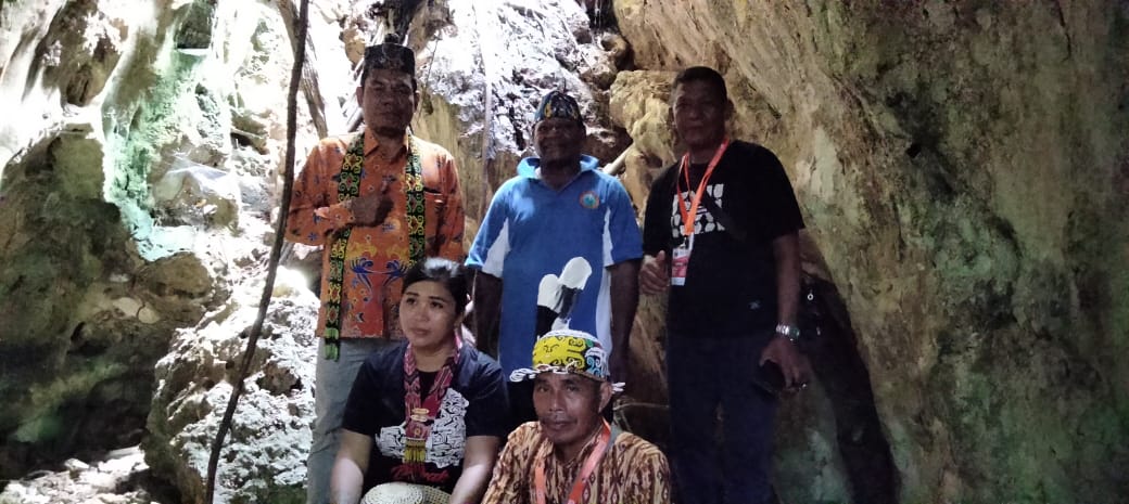 Peserta Sarasehan Asal Kalimantan Tengah Kota Pangka Raya didampingi Kepala Kampung Dondai mengunjungi goa Jepang sesaat sebelum dimulai Sarasehan hari kedua, 26 Oktober 2022