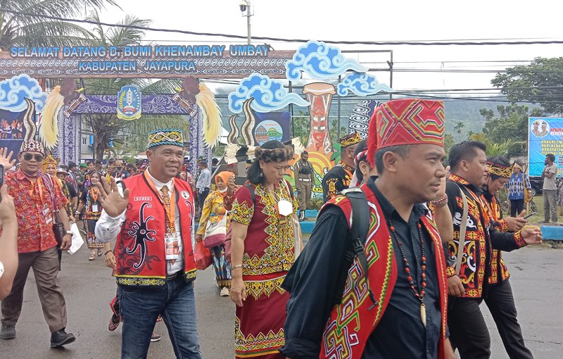 Masyarakat Adat dengan Corak Pakaian Budaya saat Parade Budaya Nusantara di Sentani Wilayah Adat Tabi, Senin 24 Oktober 2022.