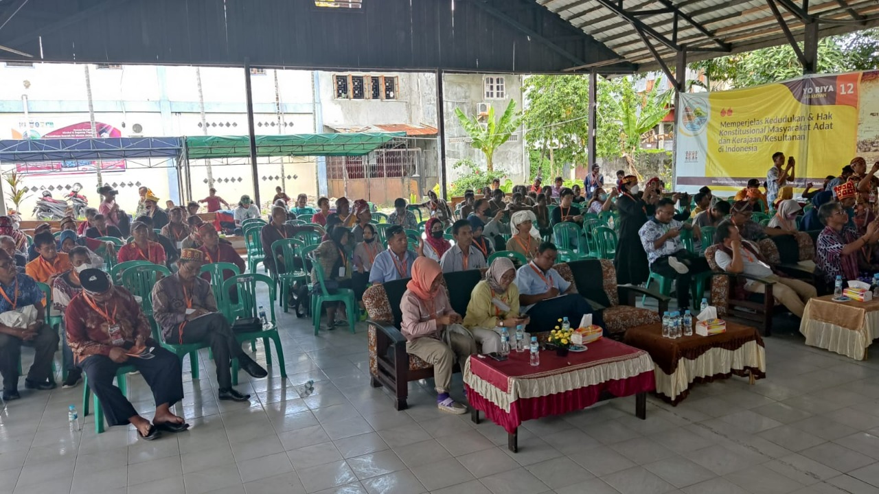 Para pemateri dan peserta Yo Riaya atau sarasehan bertajuk “Memperjelas Kedudukan dan Hak Konstitusi Masyarakat Adat dan Kerajaan/Kesultanan di Indonesia” berlangsung di Obhe Sereh, Kabupaten Jayapura, Papua pada 26 Oktober 2022.