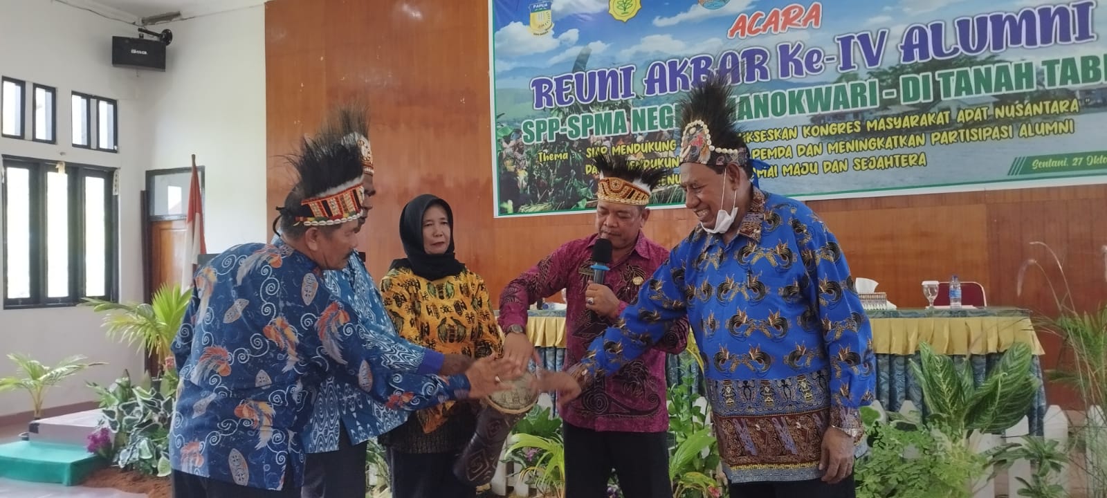 Asisten II Bidang Perekonomian Setda Kabupaten Jayapura Joko Sunaryo, didampingi Ketua Ikatan Alumni SPP-SPMA Manokwari Adolf Yoku, S.P., M.M., Ketua Panitia Pelaksana Marsuki Ambo dan salah seorang guru SPP-SPMA Manokwari saat bersama-sama menabuh Tifa sebagai tanda dibukanya acara Reuni Akbar ke- IV Ikatan Alumni SPP-SPMA Manokwari, di Aula BLPP Yahim, Kota Sentani, Distrik Sentani, Kabupaten Jayapura, Kamis, 27 Oktober 2022