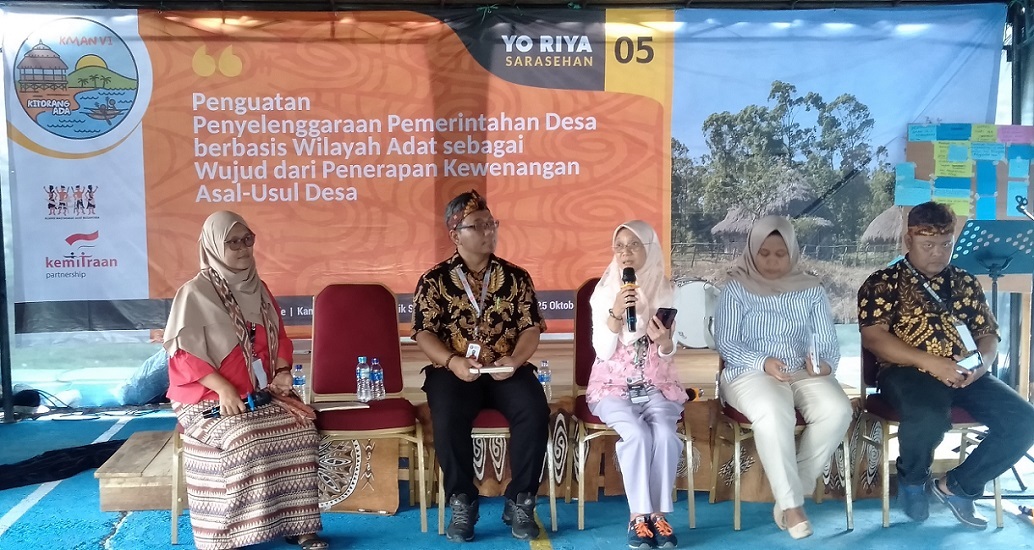 Para narasumber sarasehan KMan yang tampil di Kampung Yakonde Kabupaten Jayapura, pada Rabu, 26 Oktober 2022, membahas topik,”Penguatan penyelenggaraan pemerintahan desa berbasis wilayah adat sebagai wujud dari peenrapan kewenangan asal-usul”. Foto paskalis keagop.