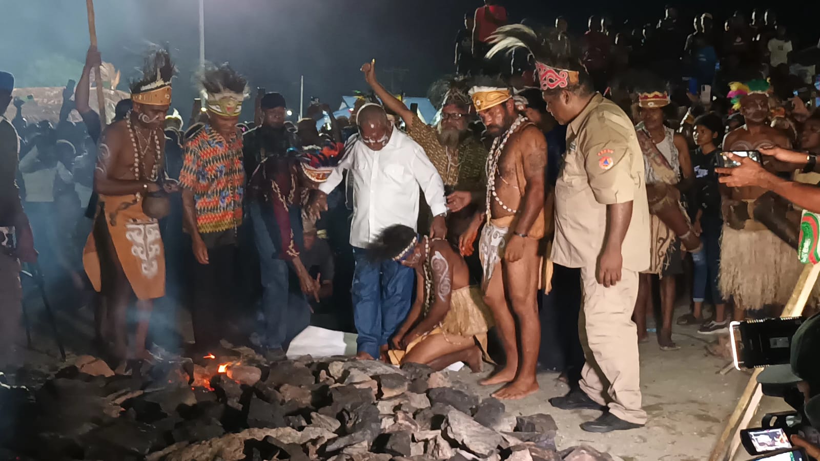 Bupati Jayapura Mathius Awoitauw, ketika menjalani ritual khusus sebelum mengikuti tradisi Apen Beyeren, Kamis (27/10) malam.