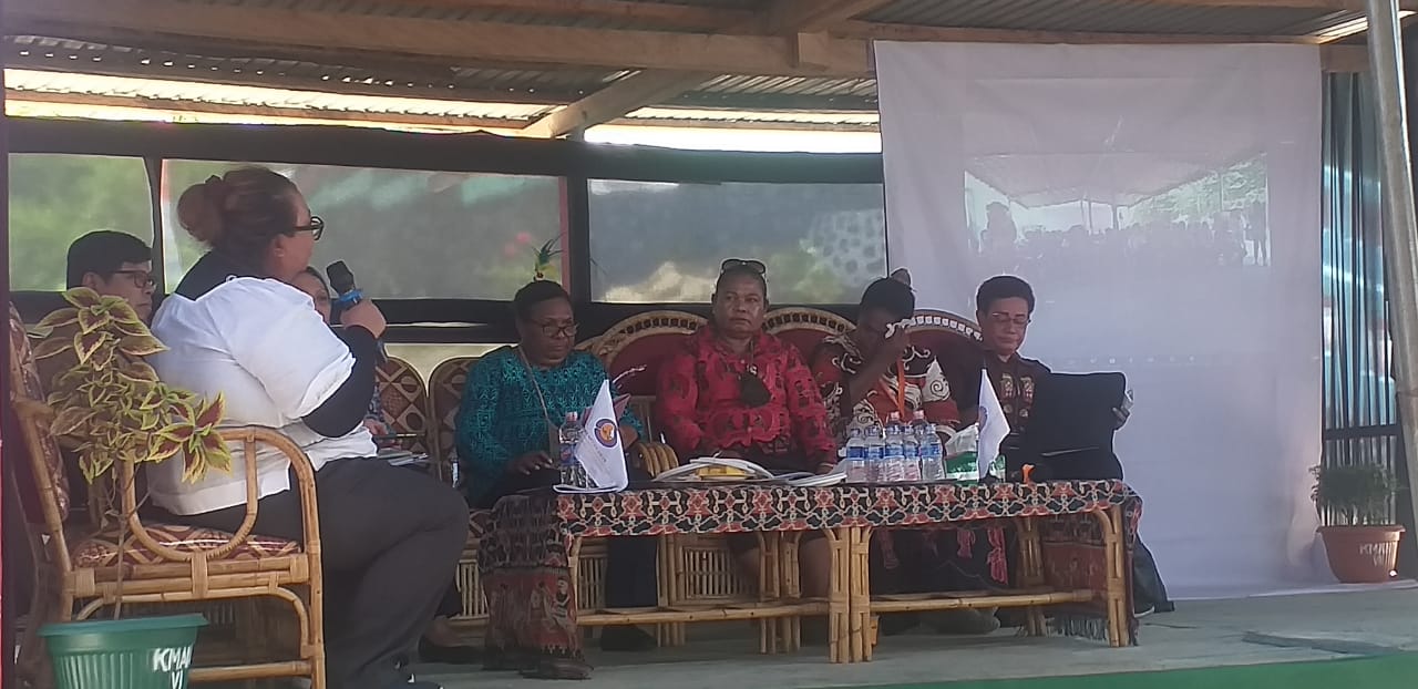 Dialog tentang penghapusan kekerasan berbasis gender di tanah Papua yang dilaksanakan di Kampung Dondai, Distrik Waibu.