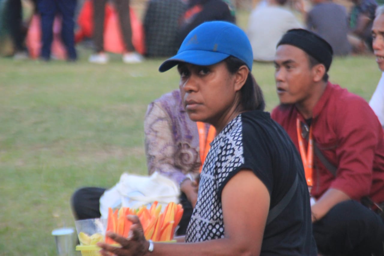 Mama Ros Sedang Berjualan di Stadion Barnabas Youwe.
