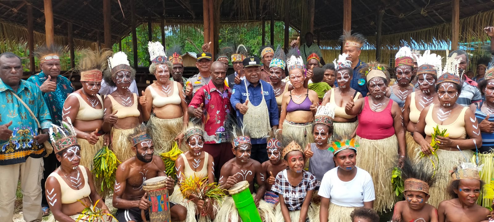 Peresmian Saliyap atau Balai Adat Kampung Mekari oleh Ketua Panitia Kongres Masyarakat Adat Nusantara KeEnam (KMAN VI) yang juga Bupati Jayapura, Mathius Awoitauw, SE,. M,Si di hadiri pengurus dan anggota Dewan Adat Suku, para Ondoafi, Masyarakat adat dan tamu undangan berlangsung, di Kampung Mamei Distrik Kemtuk, Jumat (28/10).