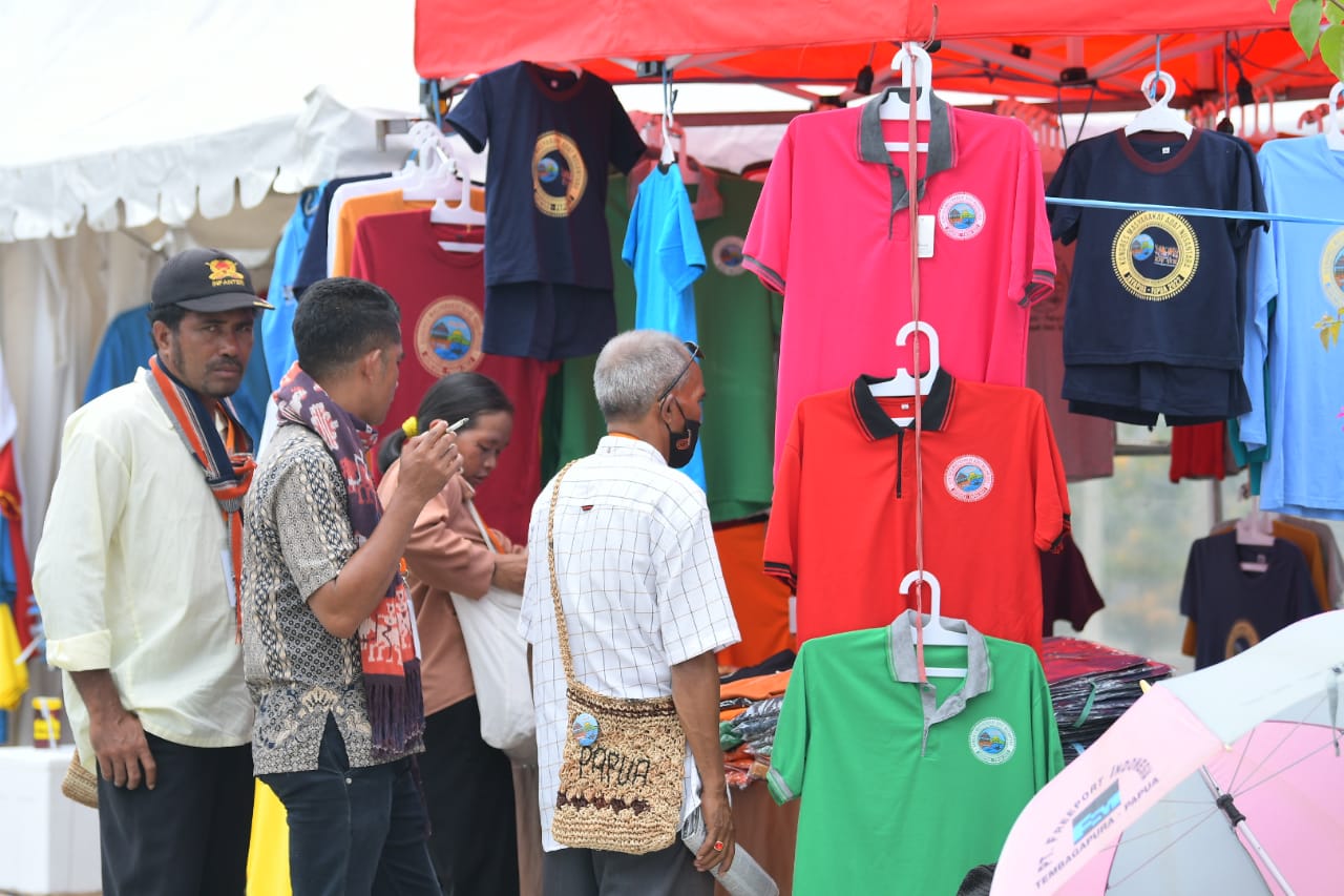 Penjual baju Kaos yang dipadati para pembeli di halaman depan Stadion Bas Youwe Sentani