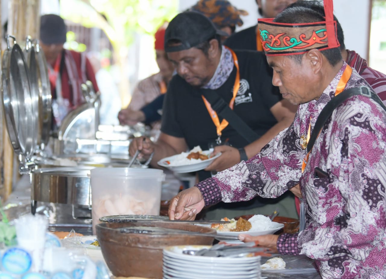 Ilustrasi peserta KMAN VI saat makan siang dengan menu Papeda di Helebhey Obhe Kampung Sereh Sentani