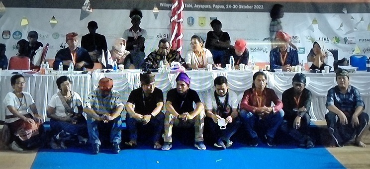 Sepuluh Calon Sekjen AMAN duduk di bawah meja sidang pimpinan KMan Jayapura 2022 sebelum pemilihan Sekjen. (foto: MC KMANVI - Paskal keagop)