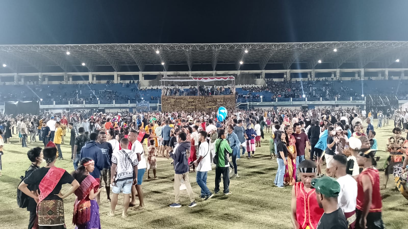 Masyarakat dari berbagai suku dan adat istiadat dari seluruh nusantara yang tumpah ruah berbaur ke dalam lapangan Stadion Barnabas Youwe pada malam penutupan KMAN VI 2022