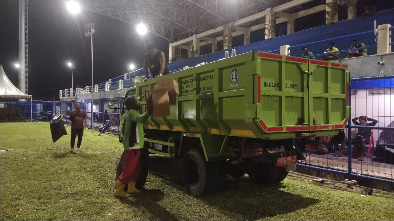 Petugas dari bidang Damling saat mengakut sampah di Stadion Barnabas Youwe, Sentani.