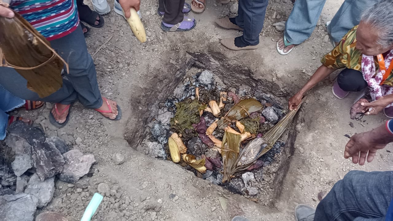 Proses mengolah Kuliner Masyarakat Adat Dondai