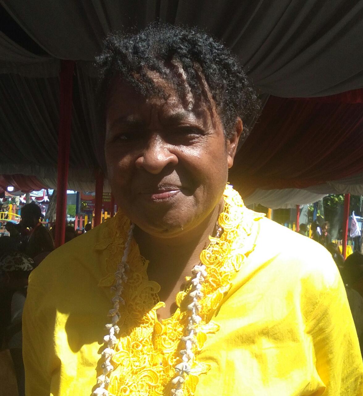 Dominggas Nari(Dona) pemateri pada sarasehan di Pulau Metu Debi,(25/10). Aktivis Perempuan Papua-Akademisi. Foto: Alfonsa.